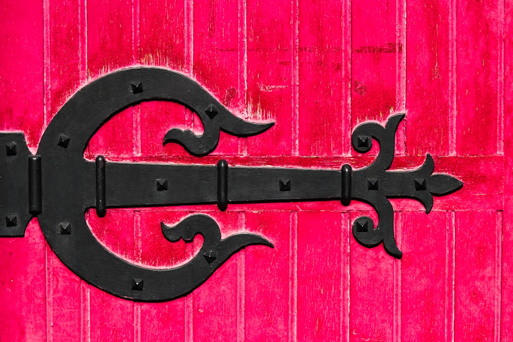 Diseño de puerta de metal negro
