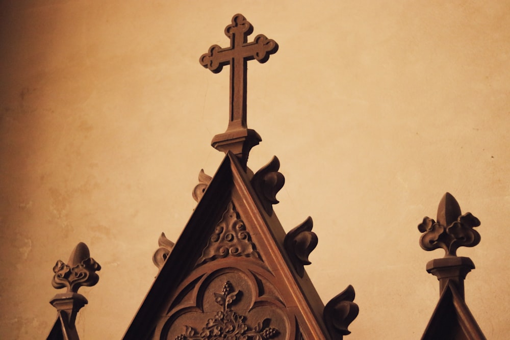 Blick auf die Holzplatten des Kreuzes