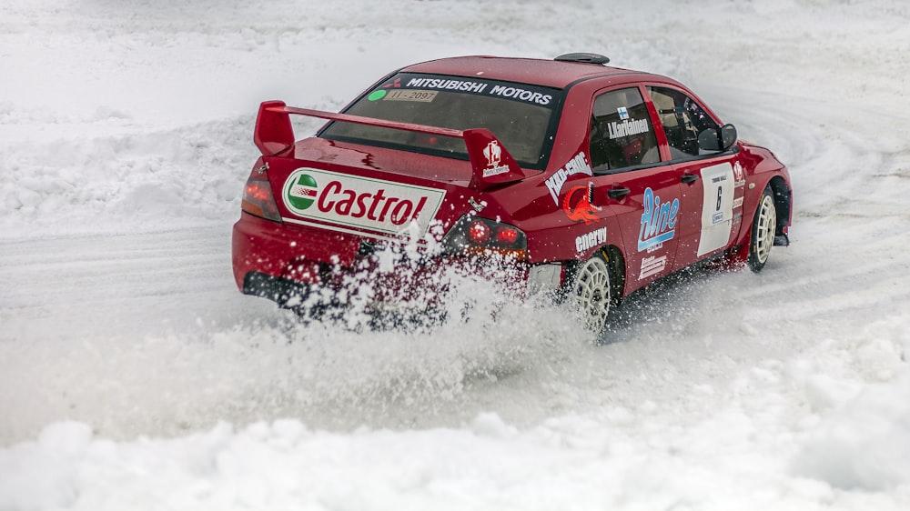 voiture de course rouge sur un champ de neige