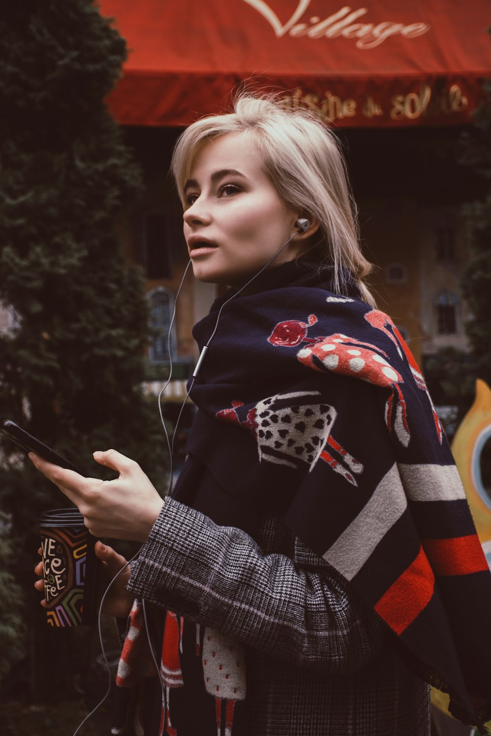 femme portant des écouteurs et un foulard