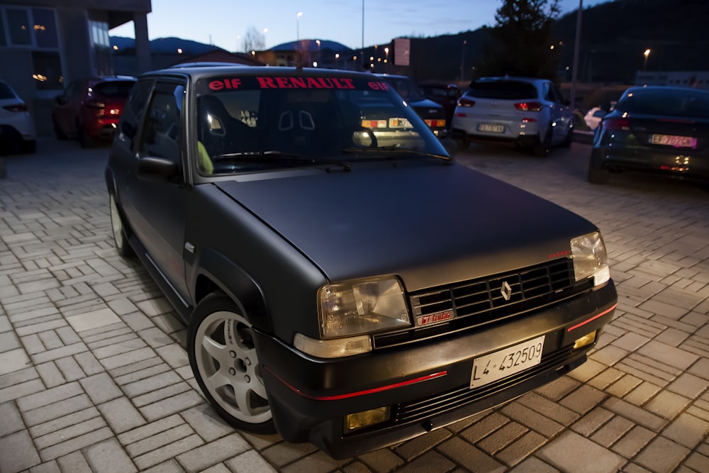 berline Renault grise