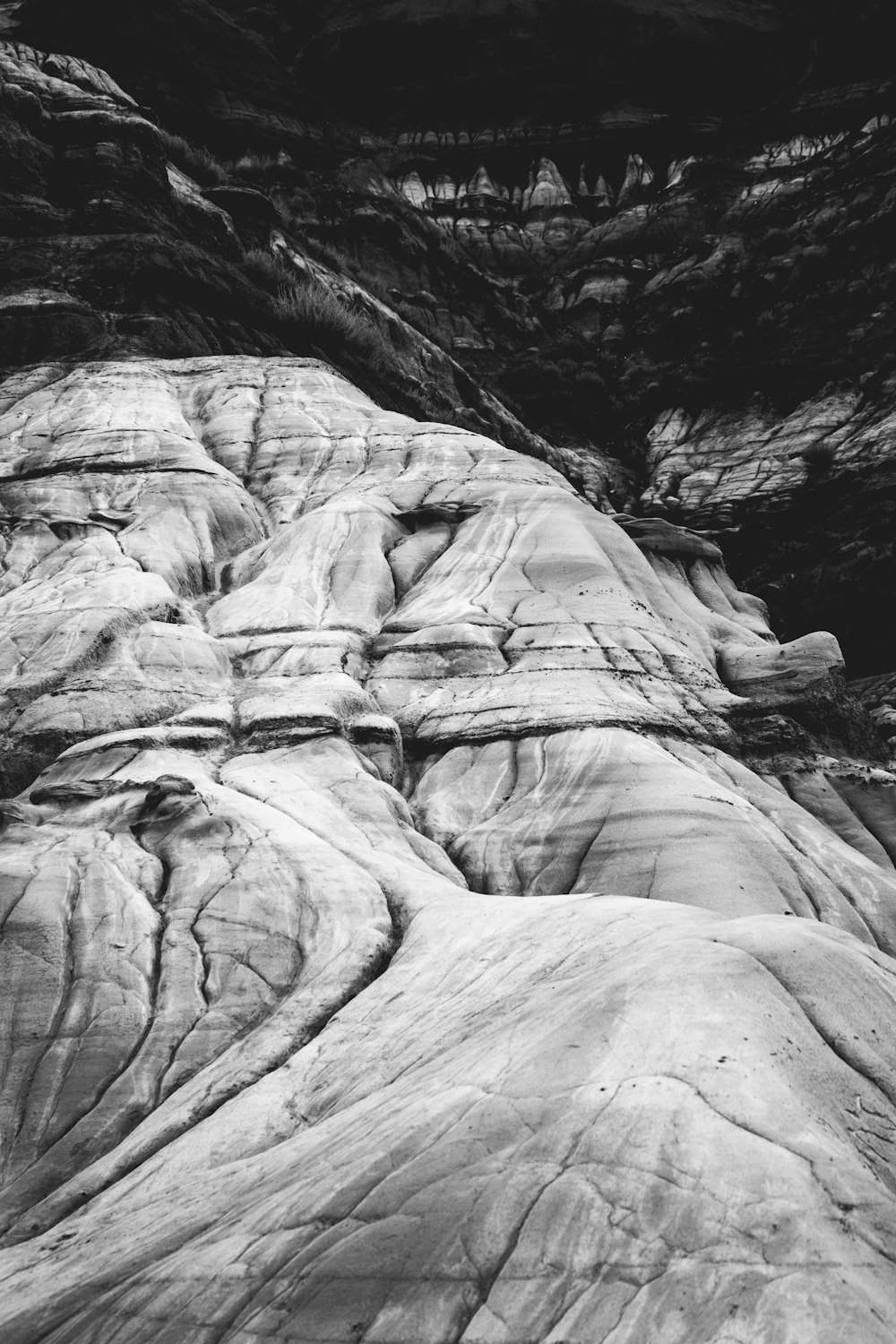 Mise au point peu profonde de Rock Mountain dans la photographie en niveaux de gris