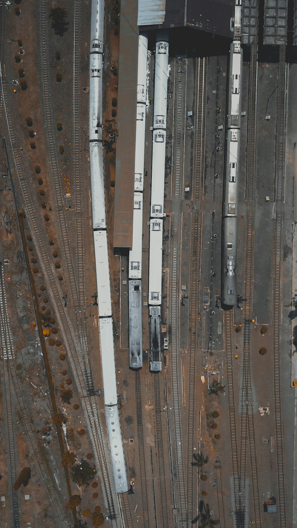 Fotografía aérea de trenes grises y vías de tren
