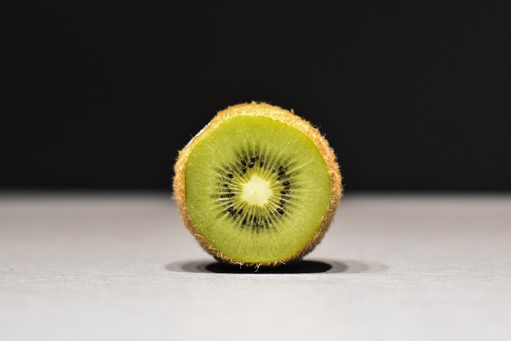 Kiwi fatiado na superfície branca