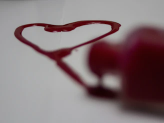 Illustration of a heart transforming into a blood drop symbolizing the Pulsação app's logo animation.