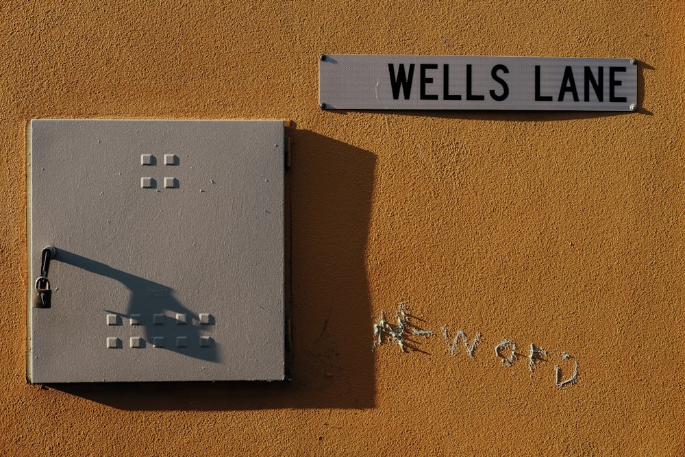 Wells Lane 텍스트