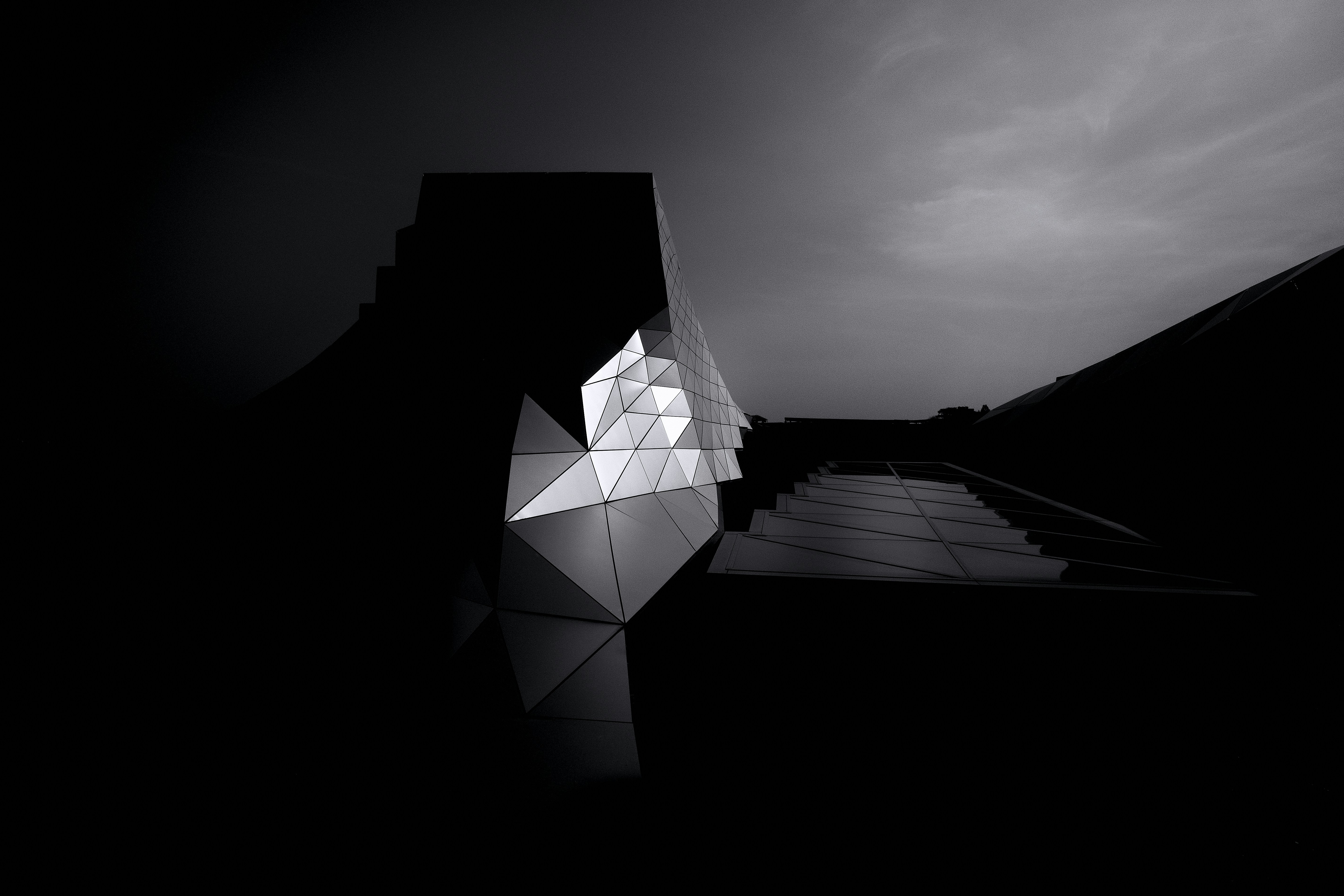 Una foto en blanco y negro de un edificio