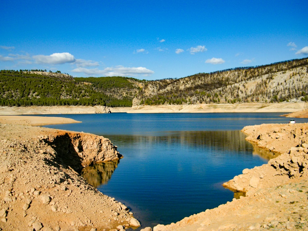 Lago perto da montanha