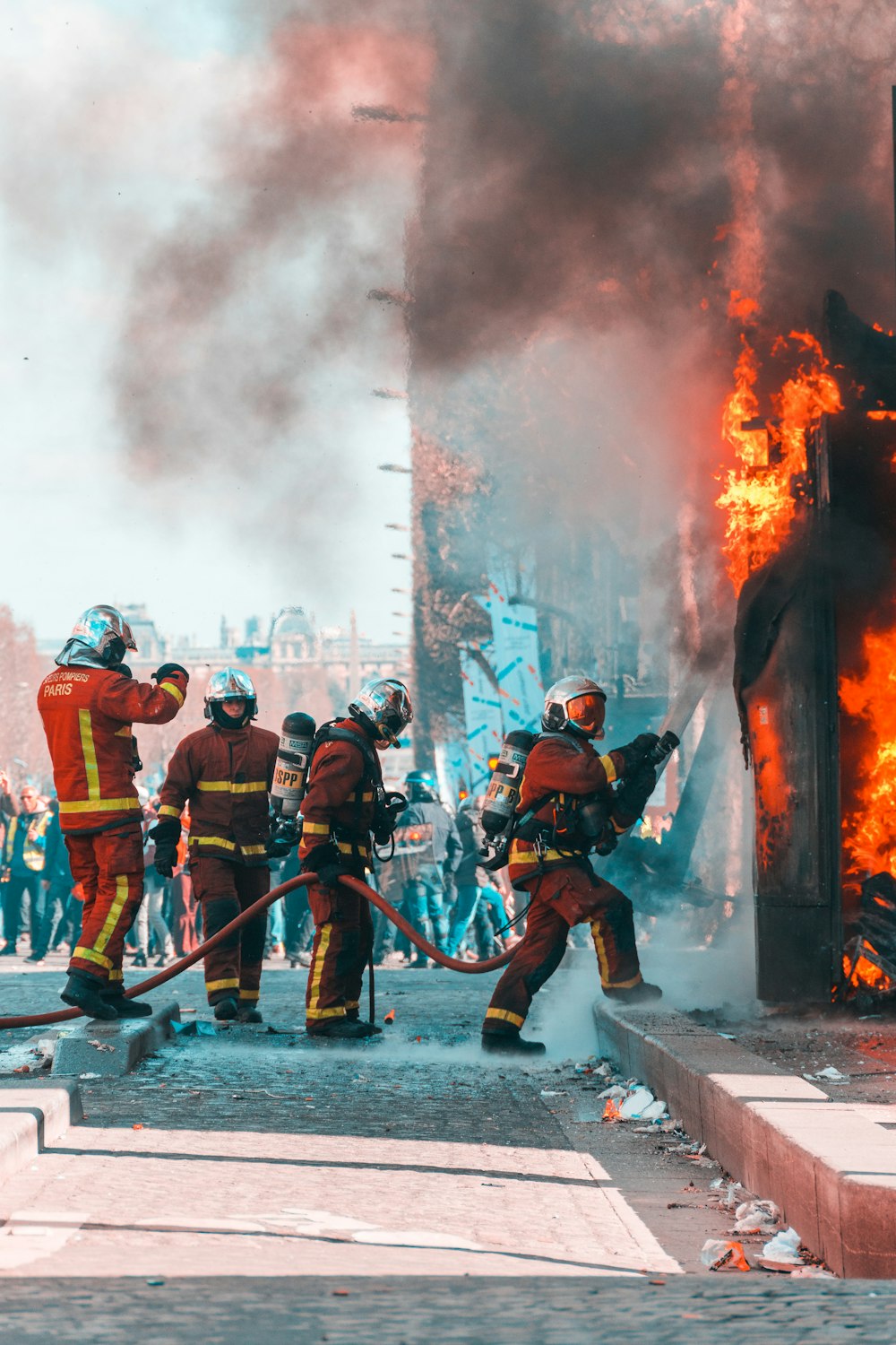 Bomberos trabajando en un edificio en llamas