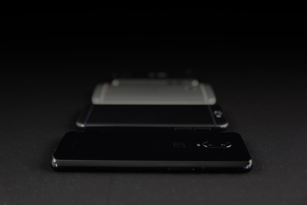 Smartphones noirs et gris