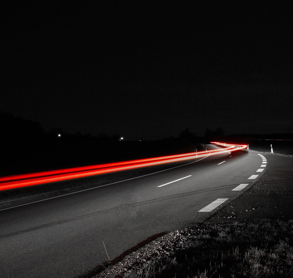 Fotografía de lapso de tiempo de una carretera de concreto gris durante la noche