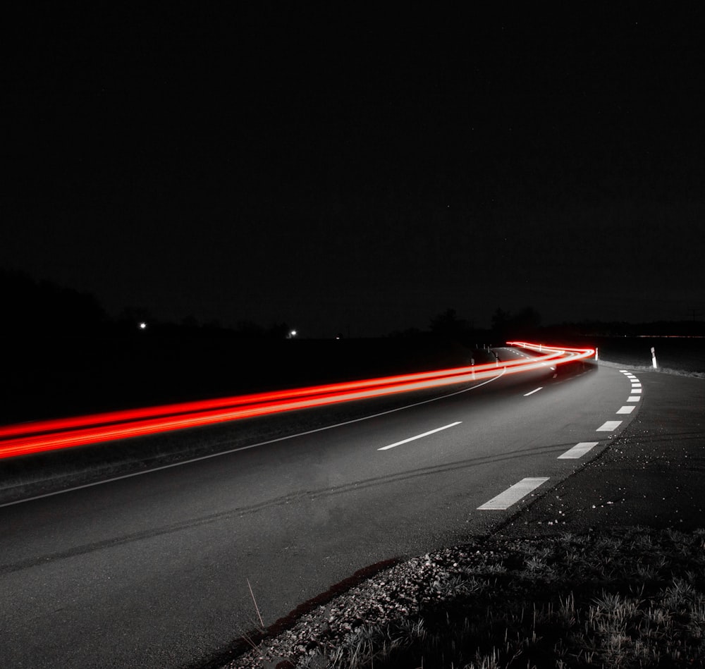 야간 회색 콘크리트 도로의 타임랩스 사진