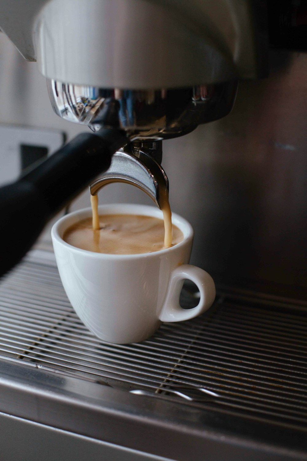 Tasse en céramique blanche avec café