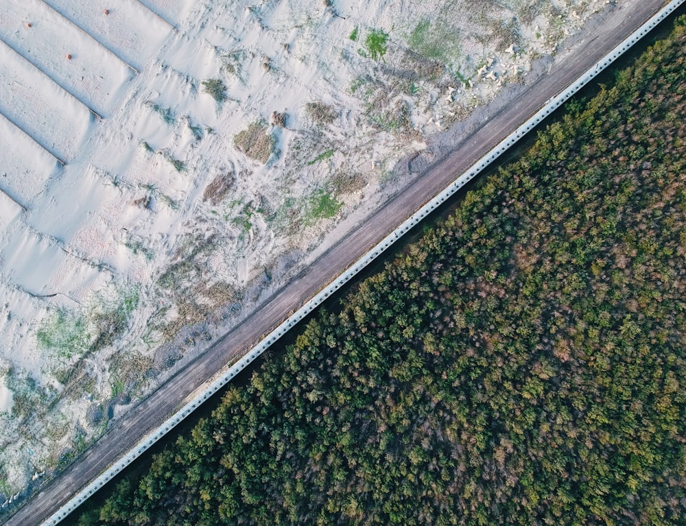 Photographie aérienne d’une route vide pendant la journée