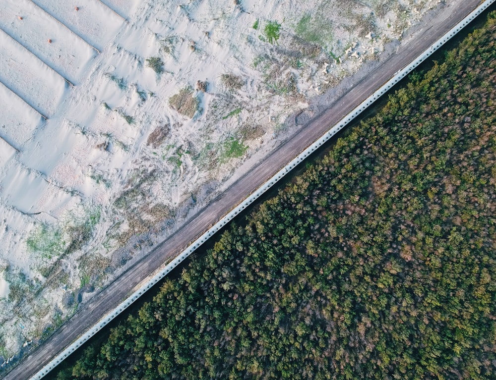 fotografia aérea de estrada vazia durante o dia