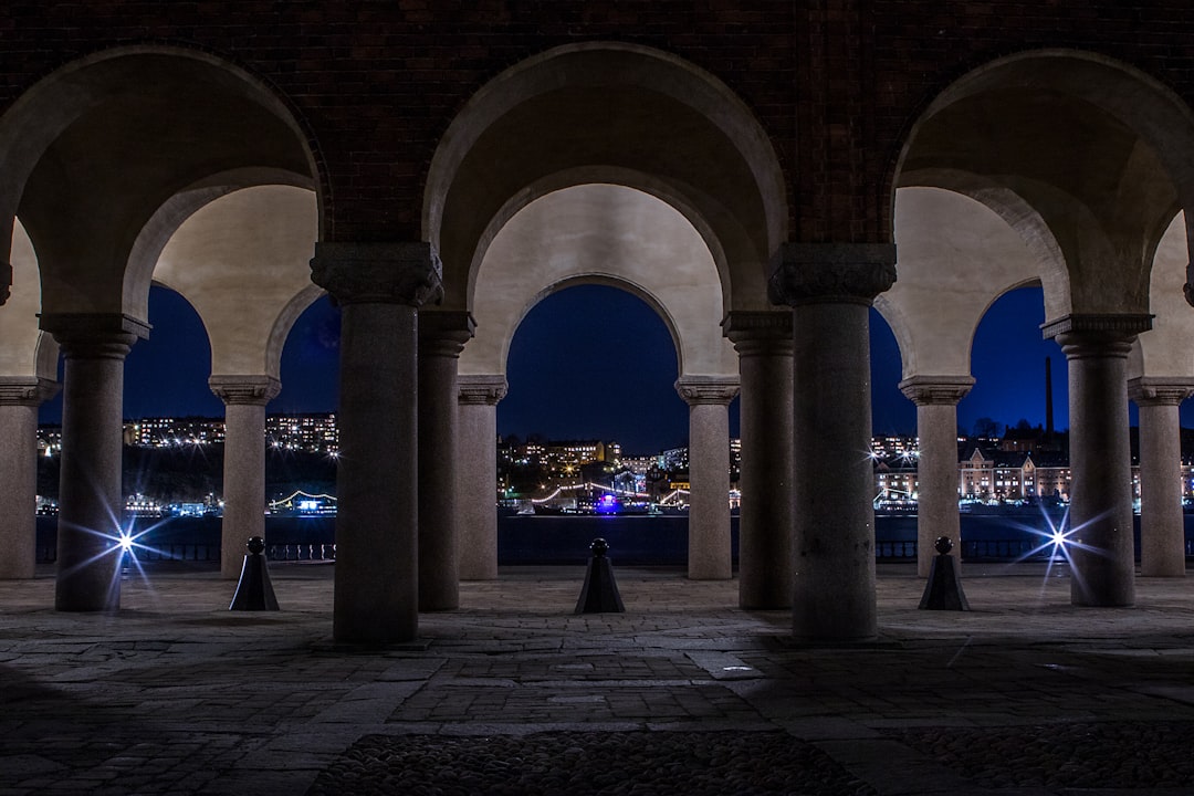 gray concrete arch,