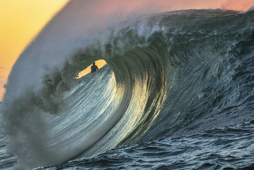 pessoa surfando nas ondas