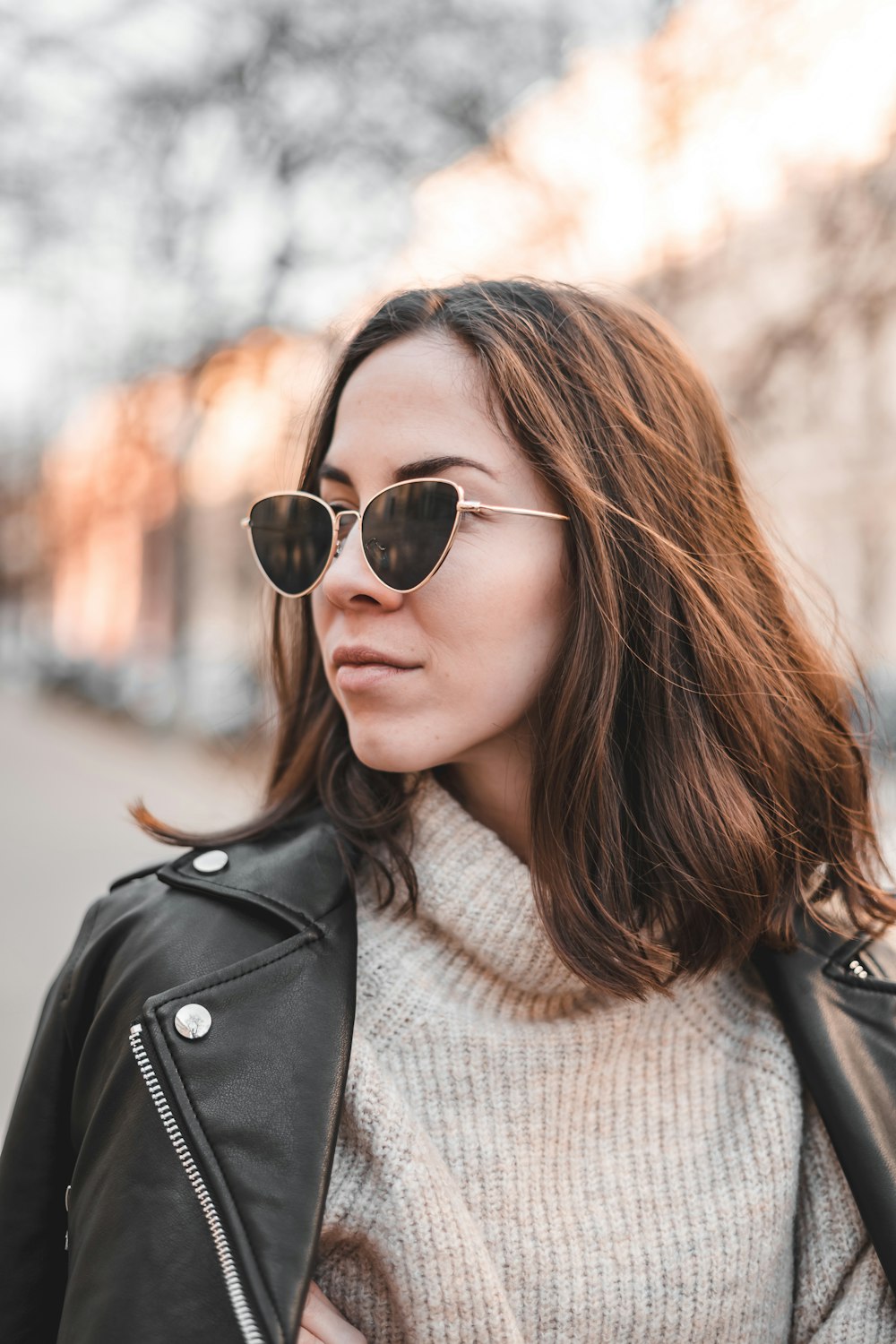 mujer de pie al lado de la calle