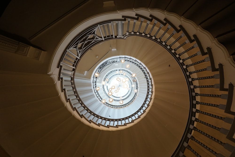escadas em espiral bege