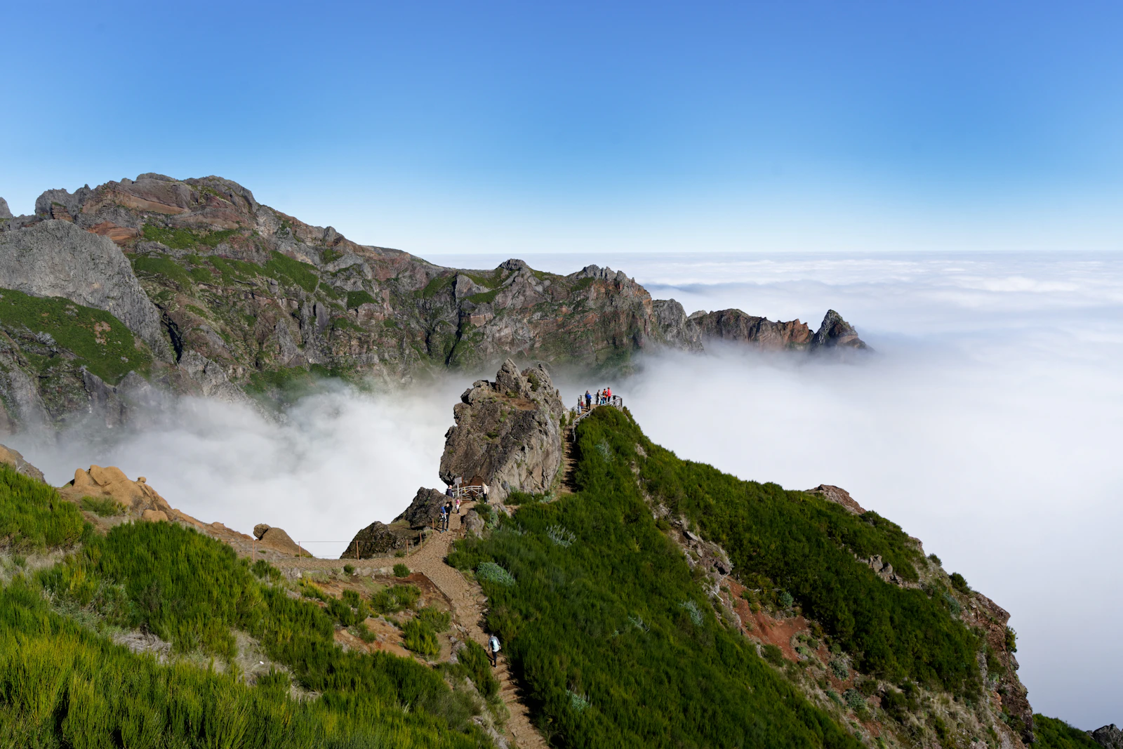 Wandelpad tussen de bergtoppen van Madeira