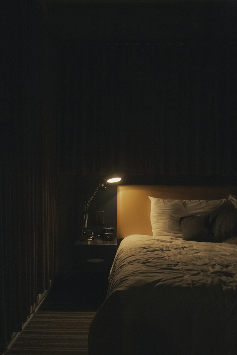 lampada da studio accesa accanto al letto