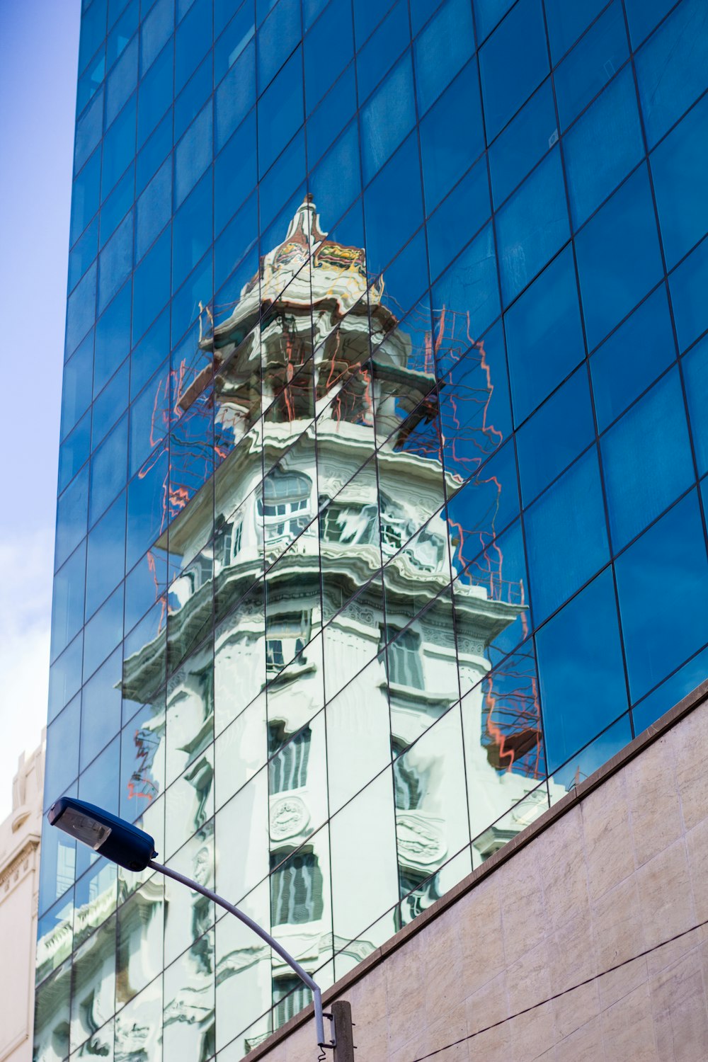 fotografia do reflexo do espelho do edifício de concreto branco