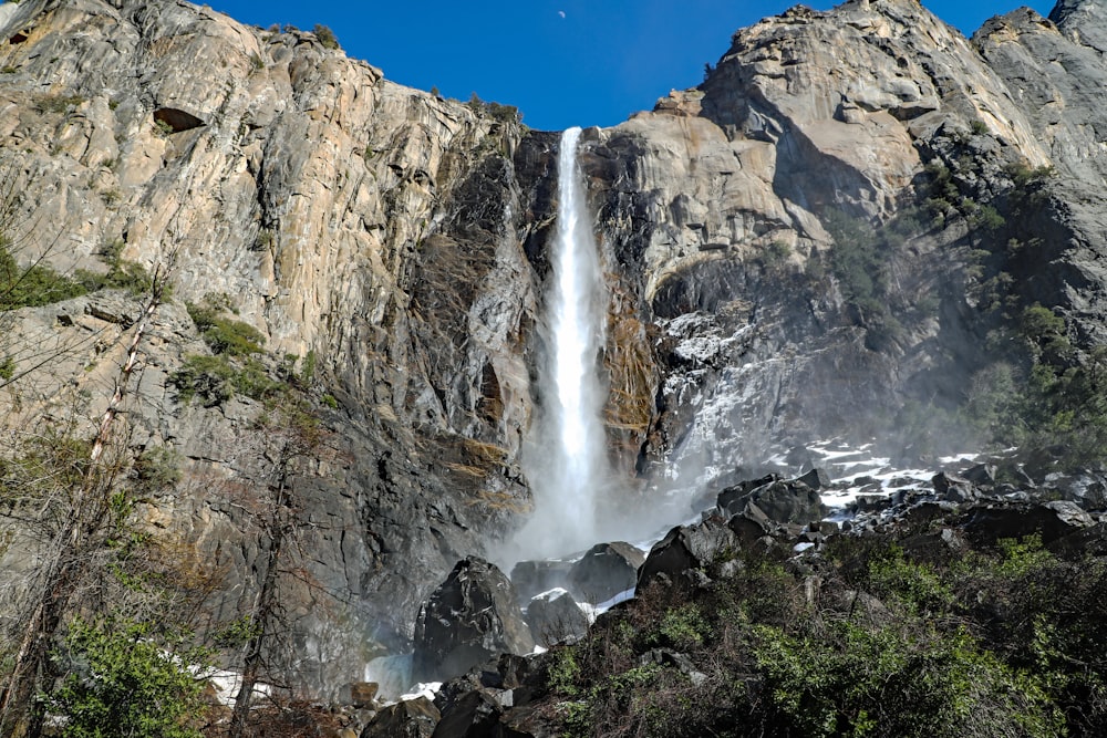 Cachoeira da queda de Bridalveil na Califórnia