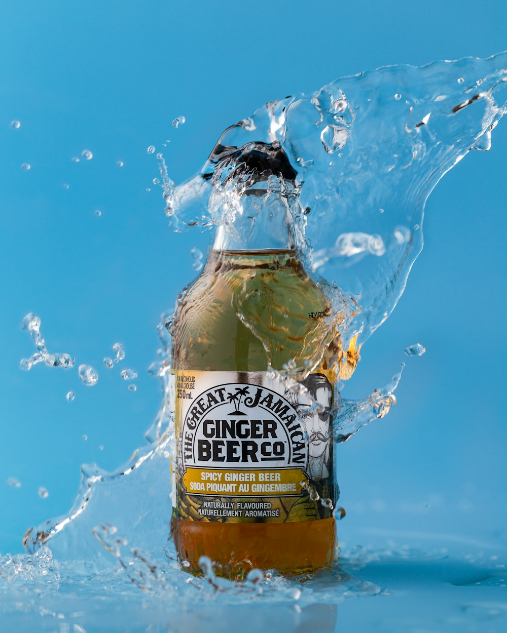 schizzi d'acqua sulla bottiglia di Ginger Beer Co