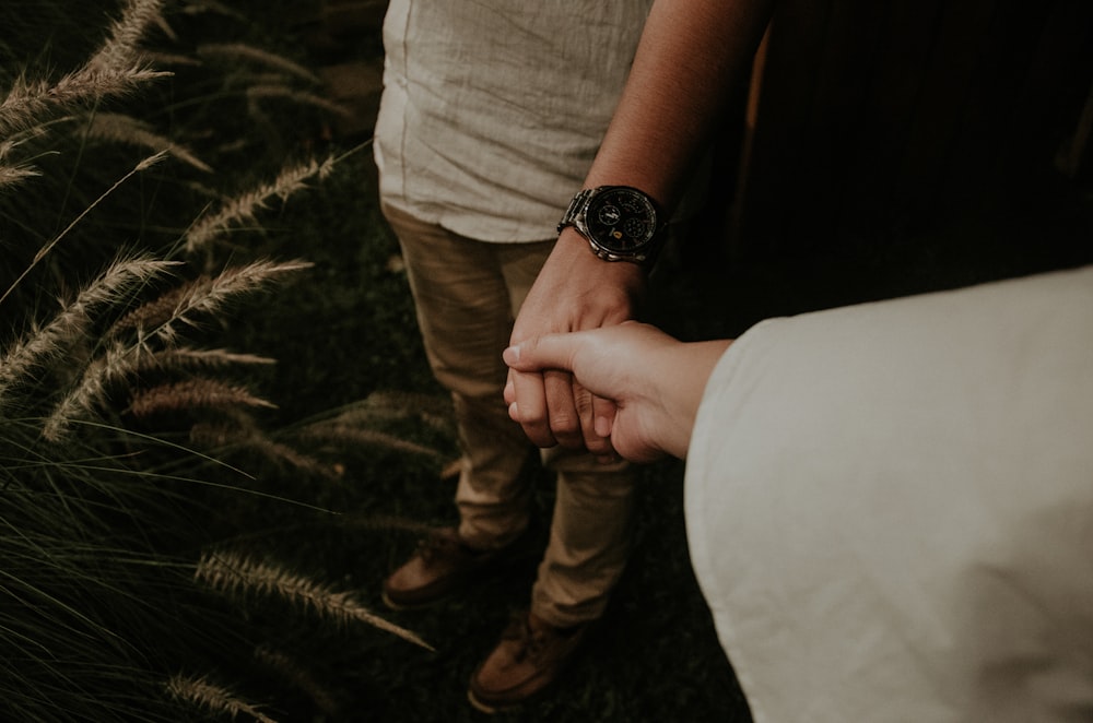 deux personnes se tenant les deux mains