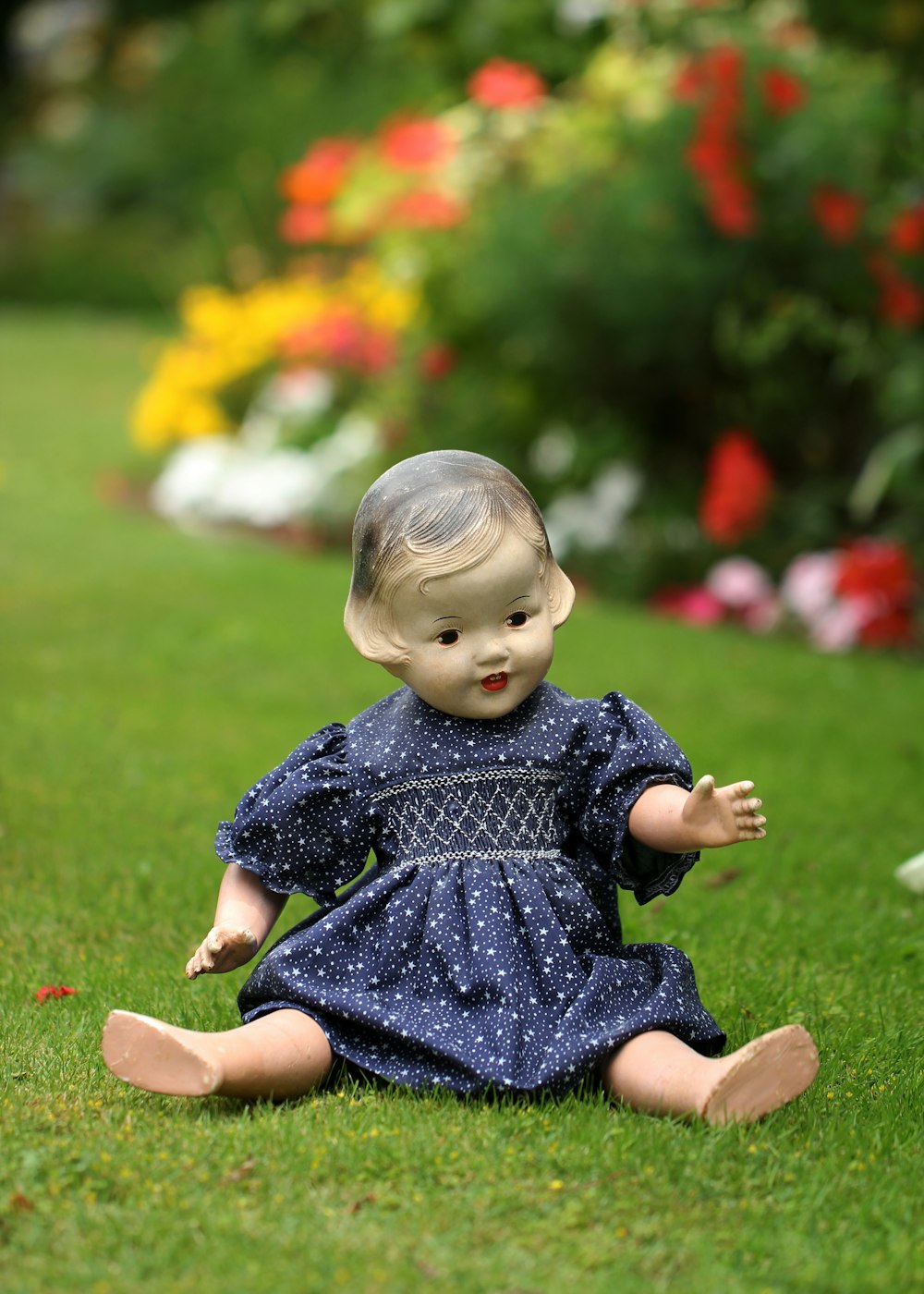 muñeca de niña de plástico sentada al aire libre