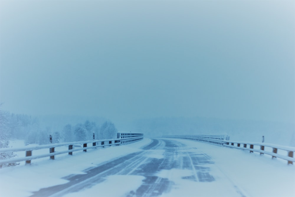 strada vuota coperta di neve