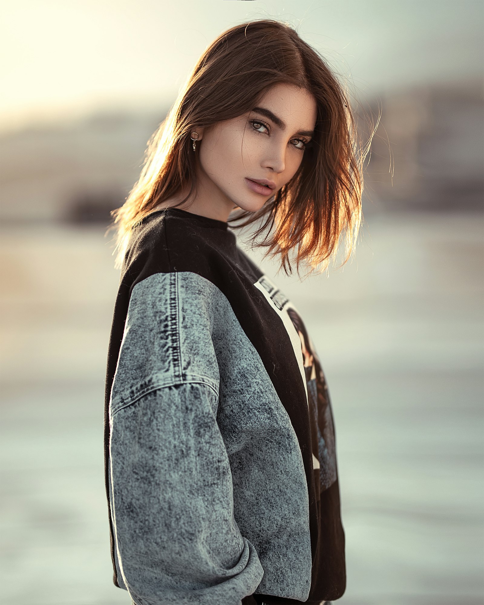 Canon EOS 5D Mark IV + Sigma 85mm F1.4 DG HSM Art sample photo. Woman wearing gray jacket photography