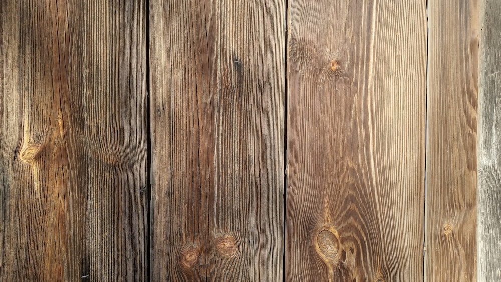 Un primer plano de una pared de madera con un reloj