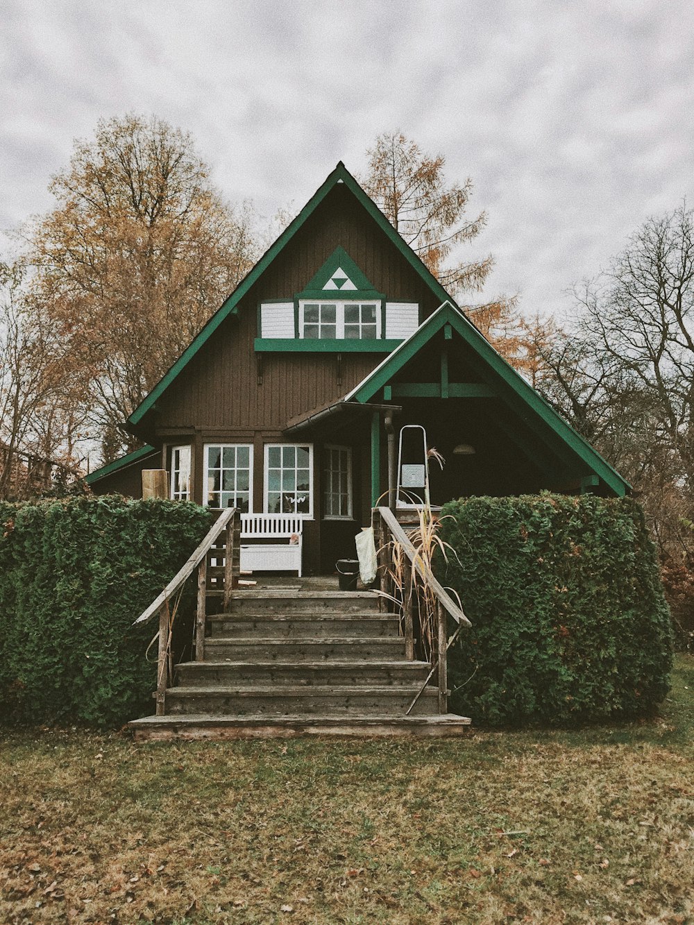 Casa pintada de marrón y verde