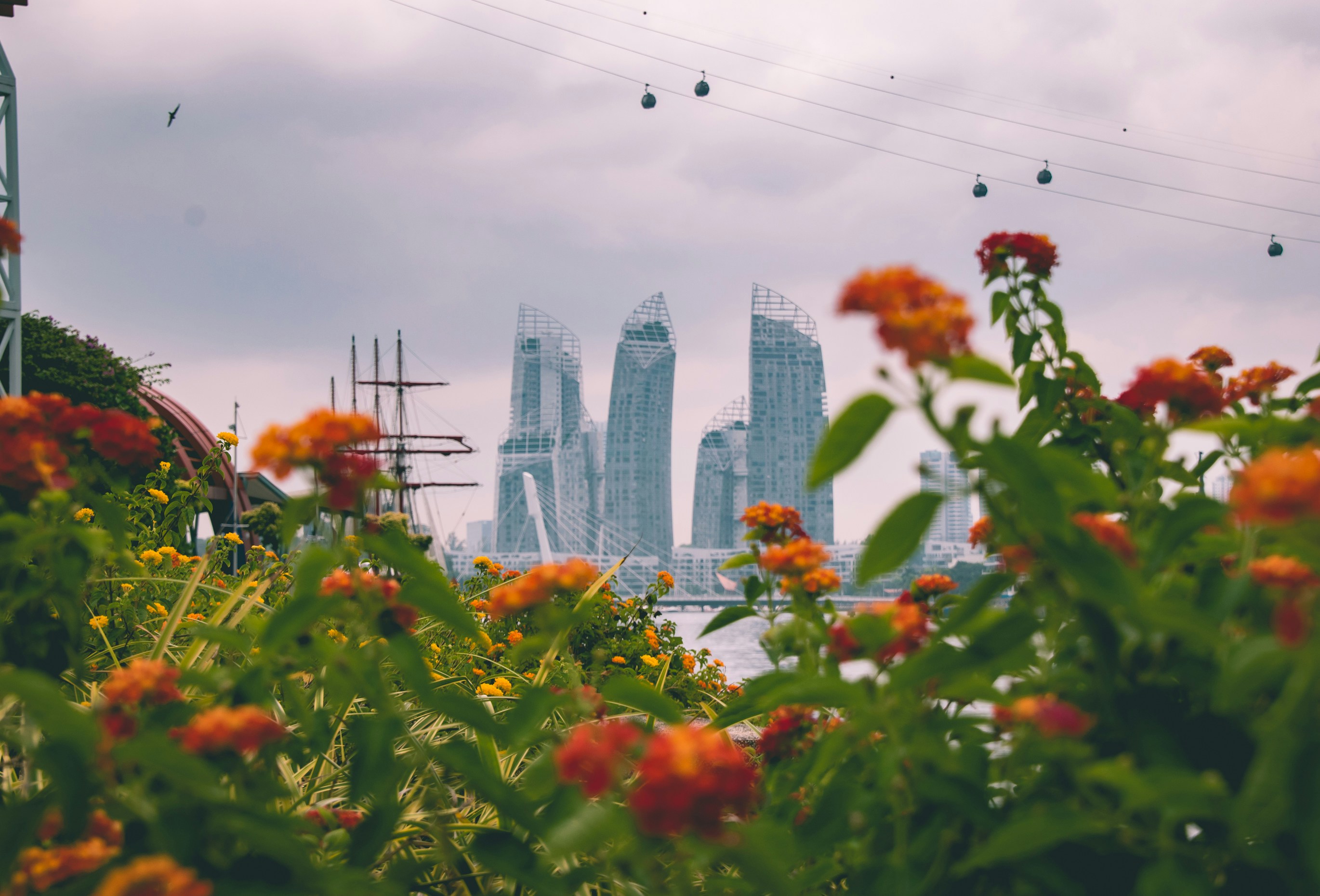 Edificio de hormigón blanco