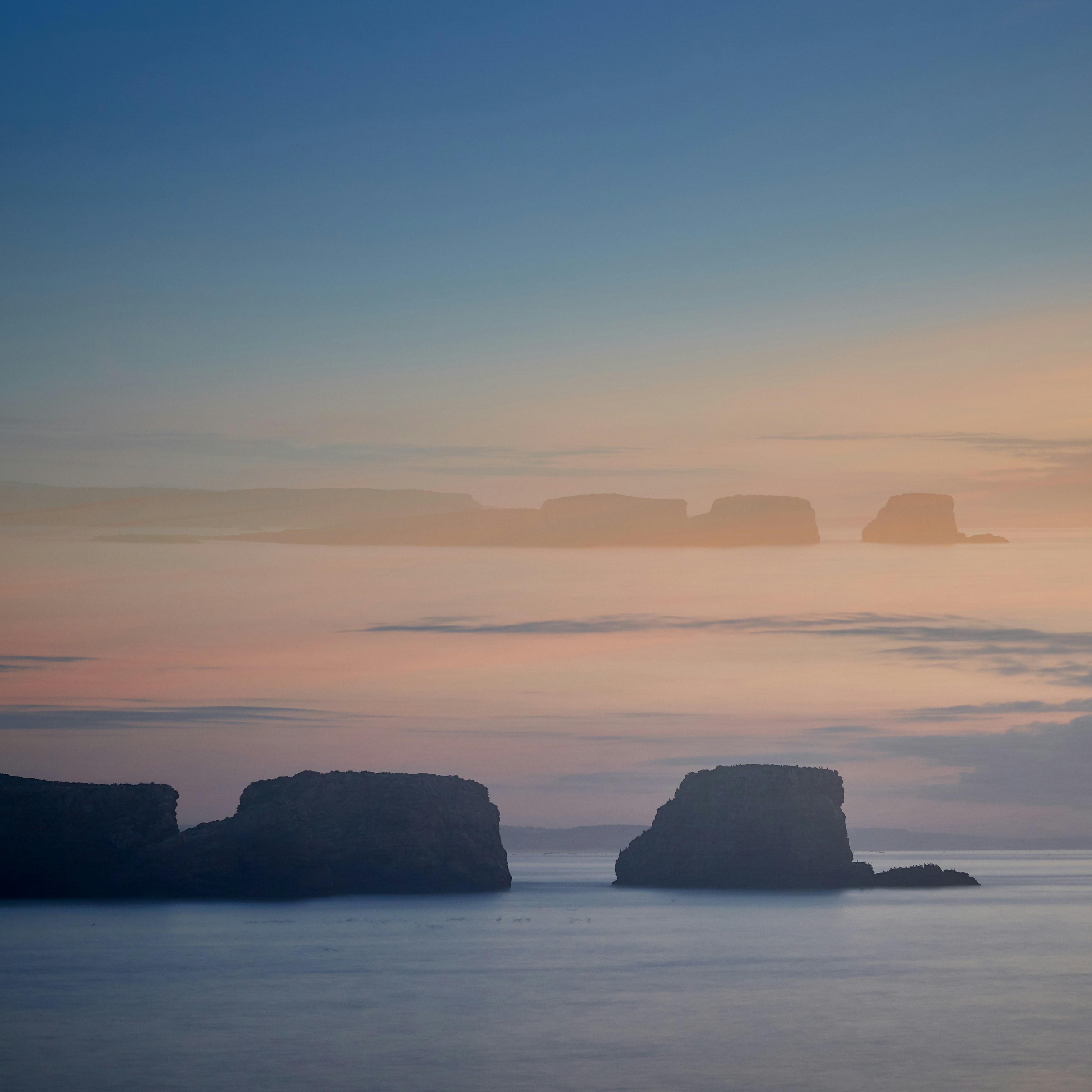 菈菈 - 就像風和日麗早上，ㄧ心想要曬曬太陽補充自己的「陽光」，卻看著遠方薄薄的雲層，心裡的洞似乎變大了。聽著輕快的鋼琴樂也變得如此哀傷，它把我的情緒彈奏出來一樣。

對生活並無不滿足，有的住、
