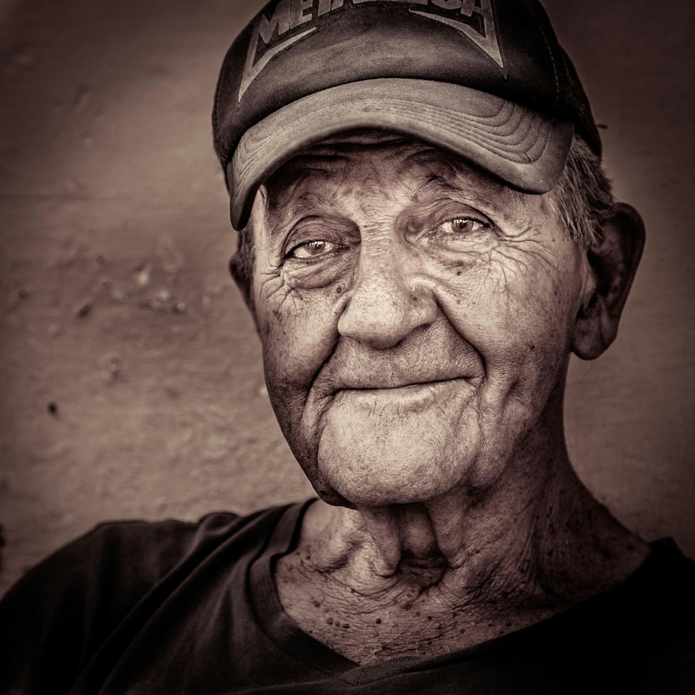 hombre con blusa negra de cuello redondo