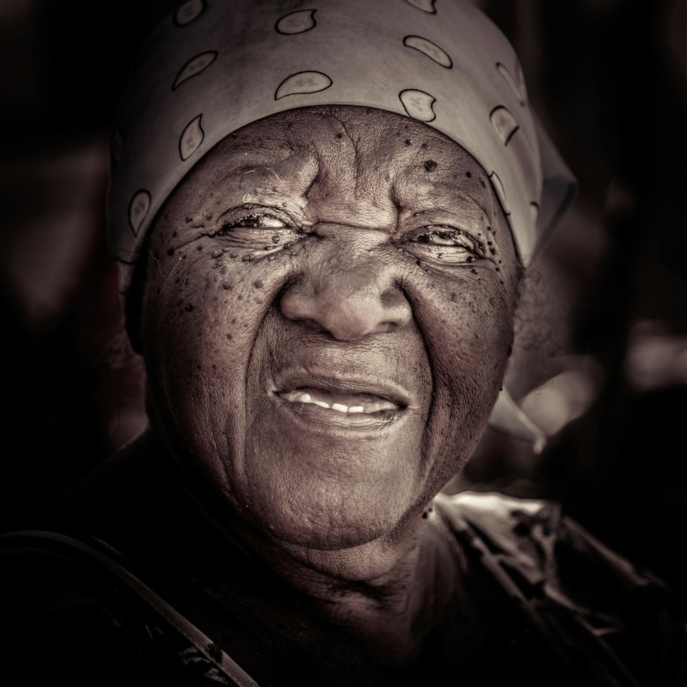 Una donna anziana con le rughe sul viso