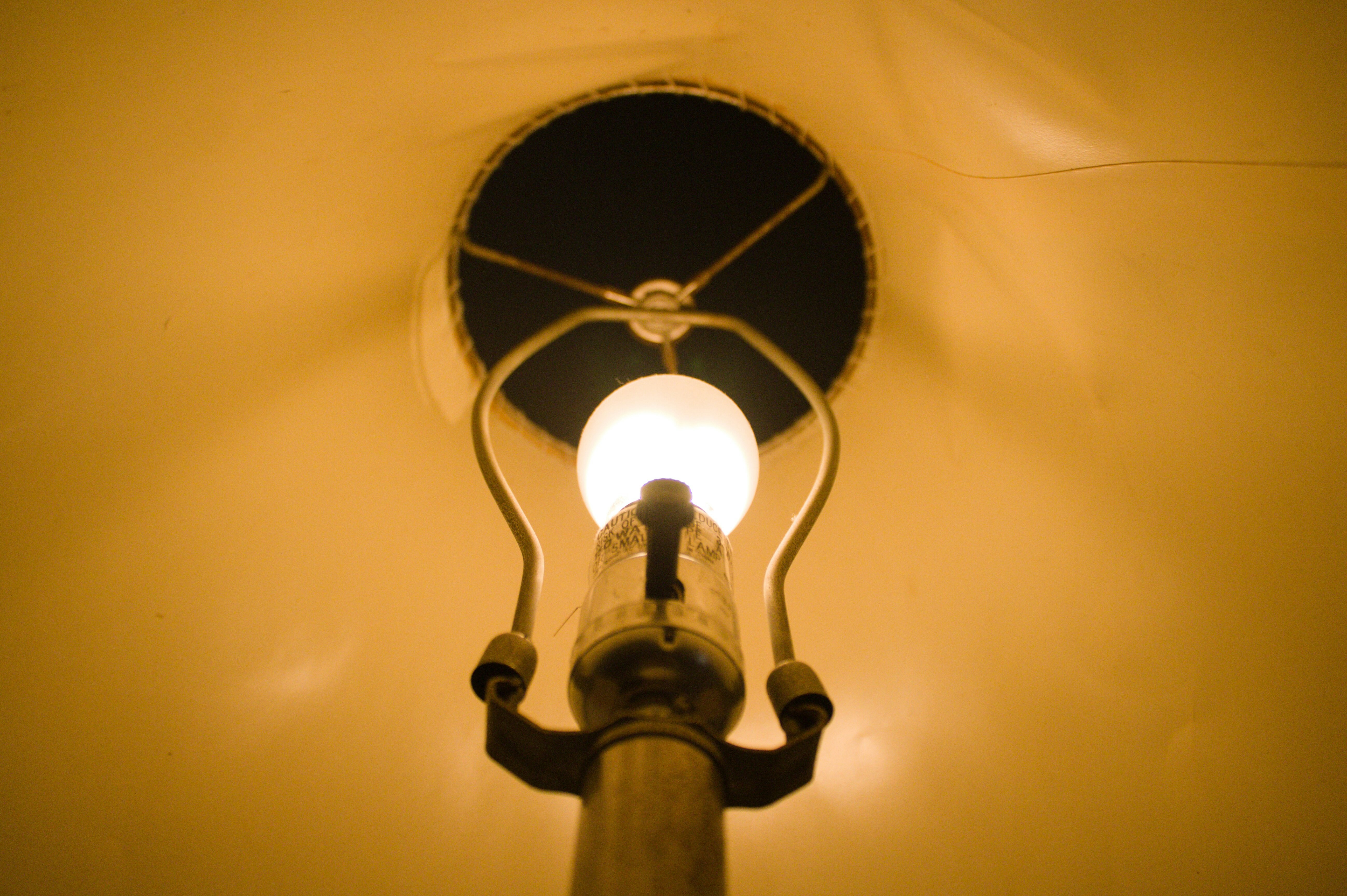 Лампочки одна светиться. Лампа накаливания. Индикаторная лампа инс-1. Включи лампу 1 6. Светящаяся лампочка.