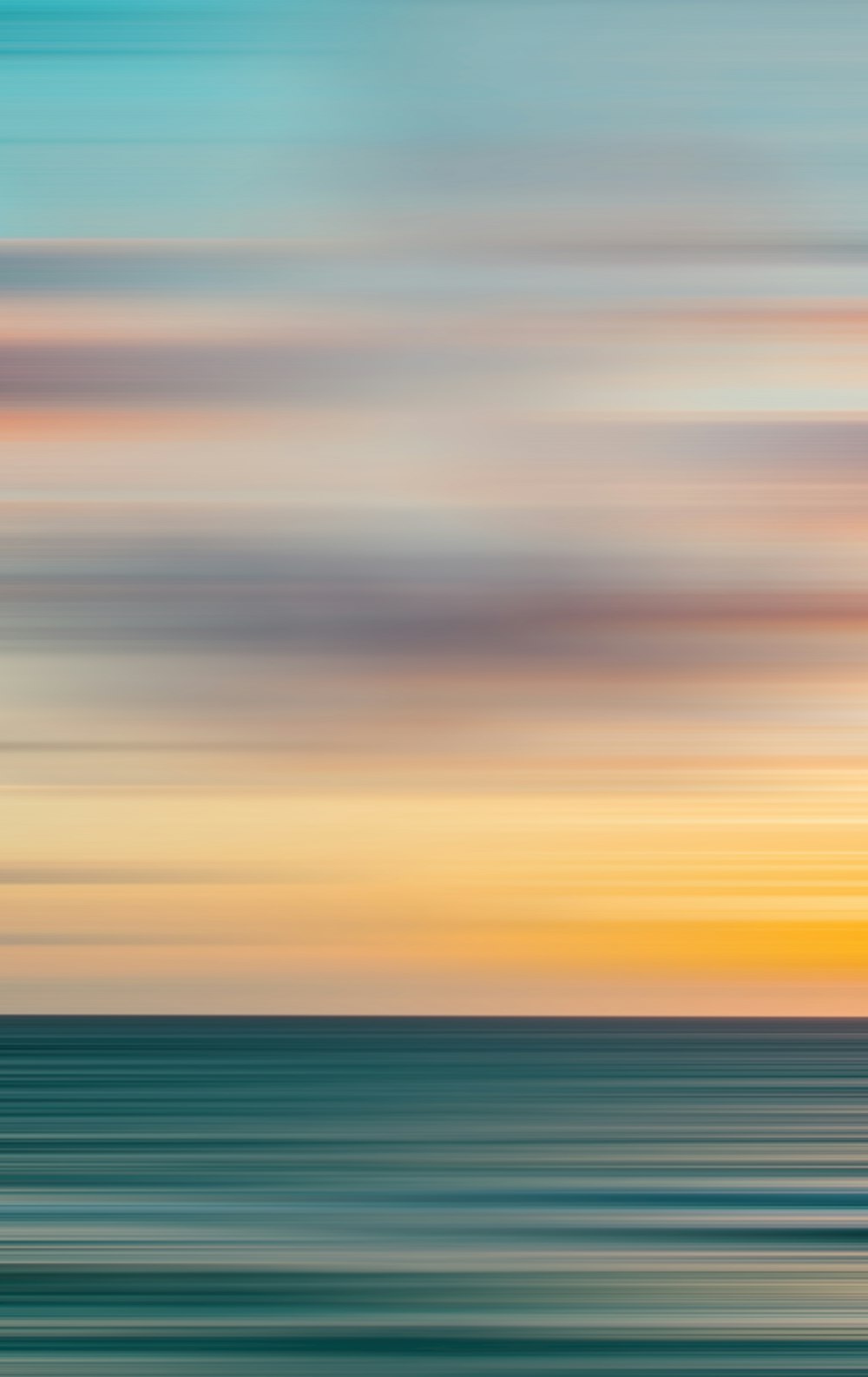 海に沈む夕日のぼやけた写真