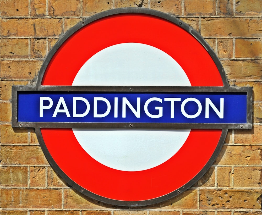 Paddington-Logo an der Wand