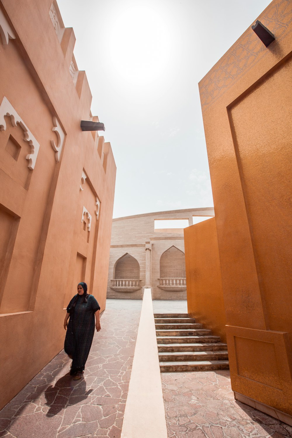 femme marchant sur le trottoir