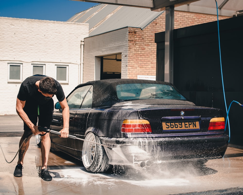 BMWクーペを洗う男