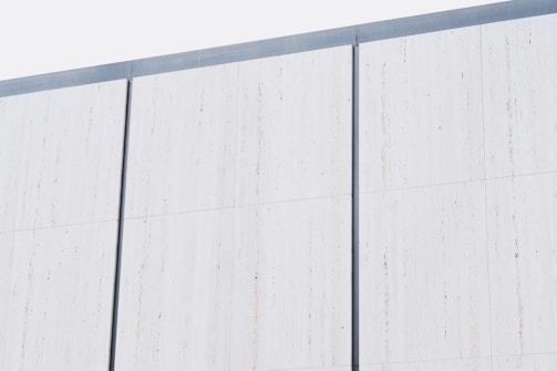 Exterior wall with SATE panel system enhancing thermal comfort