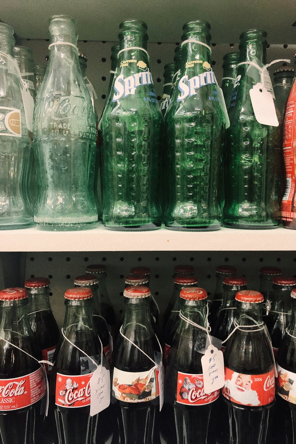 Botella de Coca-Cola y Sprite dentro del estante