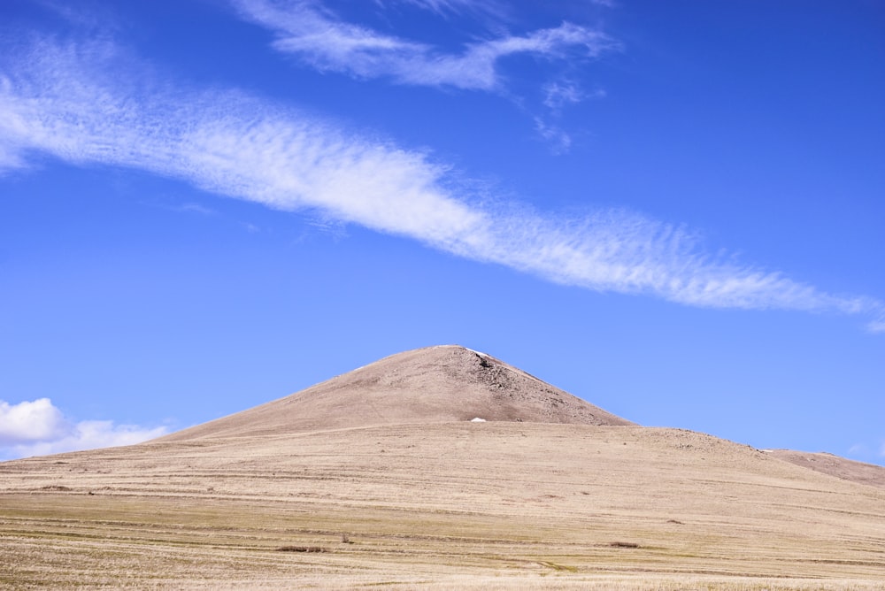 Montaña marrón bajo el cielo azul