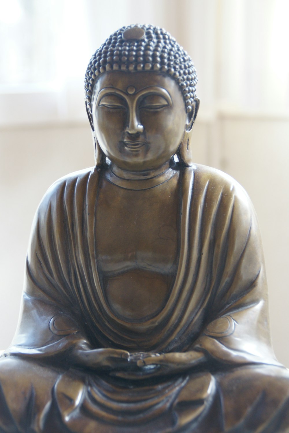 Braune sitzende Buddha-Statue