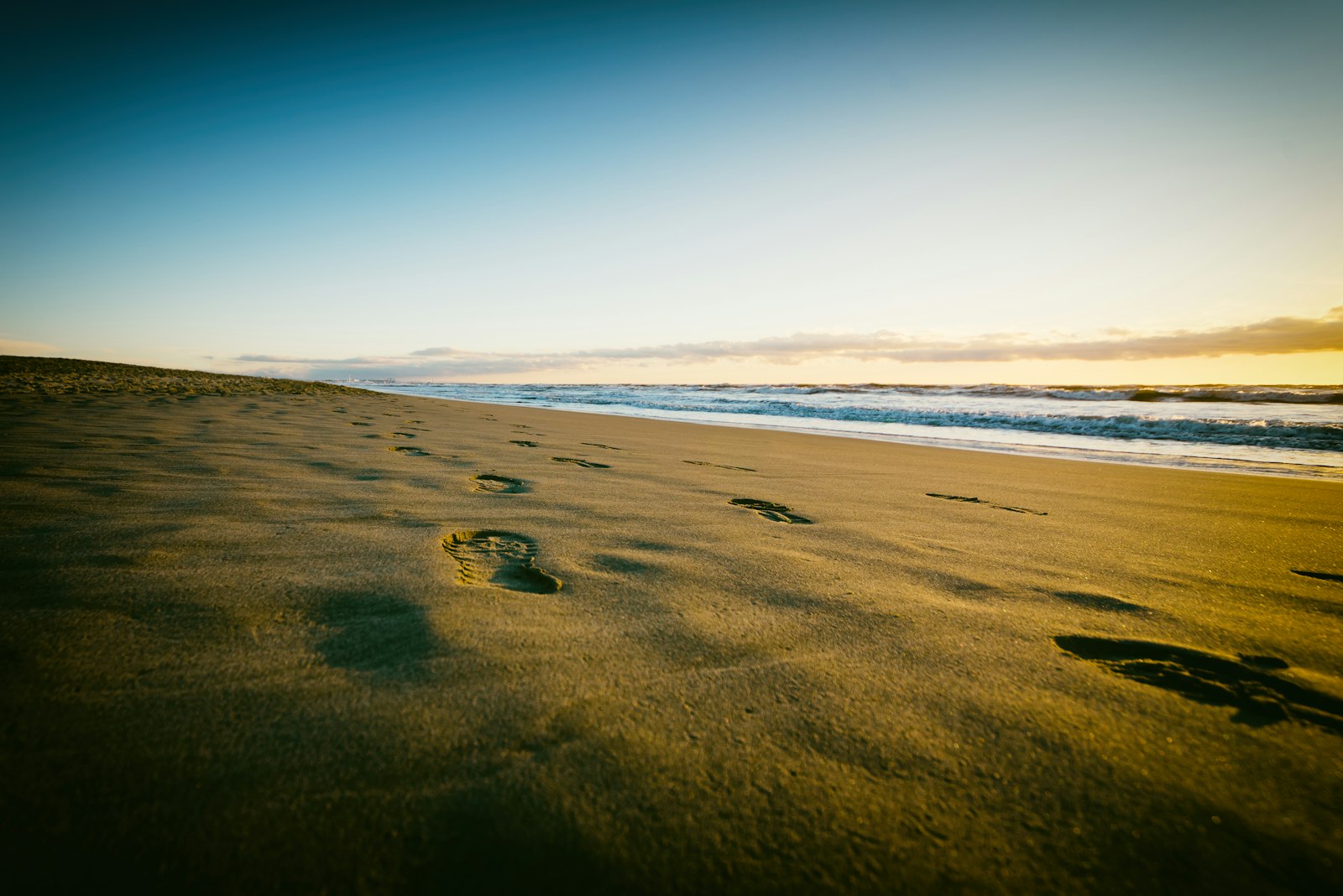 Nikon D600 + Sigma 12-24mm F4.5-5.6 II DG HSM sample photo. Seashore with foot steps photography