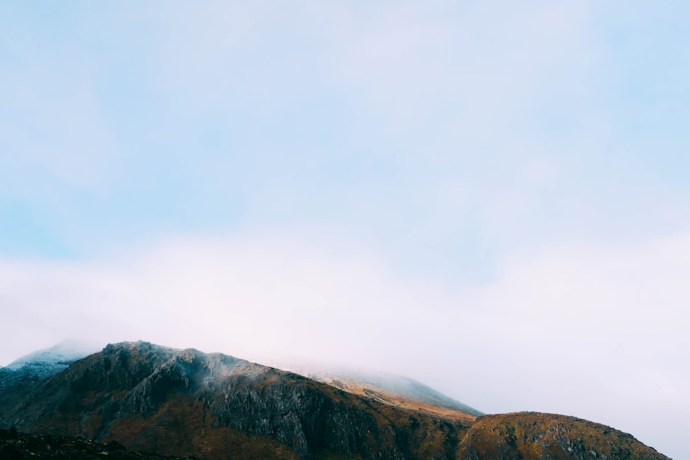 montagne couverte de brouillard