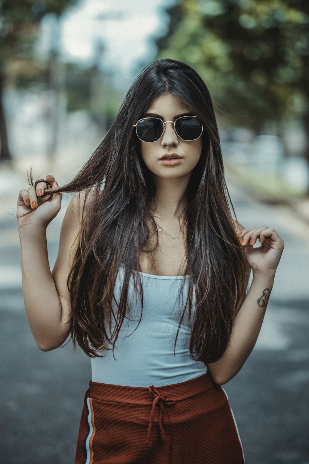 mujer sosteniendo su cabello